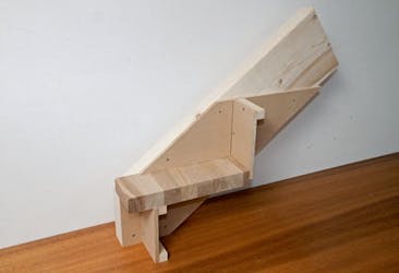 Bygga trappa: Ett nytt sättsteg fästs på lister - precis som innan Bygga trappa: Ett nytt sättsteg fästs på lister - precis som innan